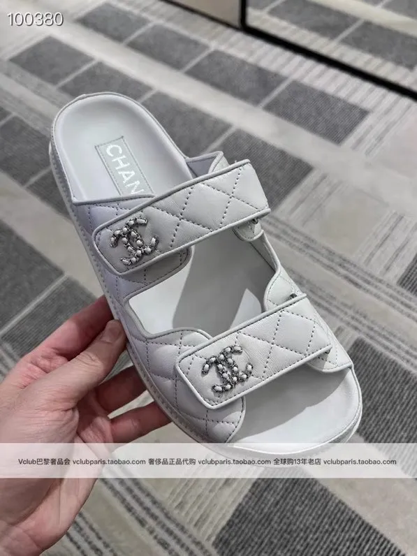 👟👟Ex-factory price 480👟👟 𝑐ℎ𝒶𝓃𝓮𝓁 2024 early spring latest season new Velcro slippers ————————————❤ European purchasing agent & fragrance grandma’s new fashion latest layout 🔛 Small fragrance sandals that exude lasting charm ~ The original development supports any comparison in the market 🆚The so-called smooth and natural lines To restore the original look, many celebrities have recommended it as one of the must-have items for spring. It is super comfortable on the feet! [Top version] ⚫ Size: 35-41 ⚫ Color: white